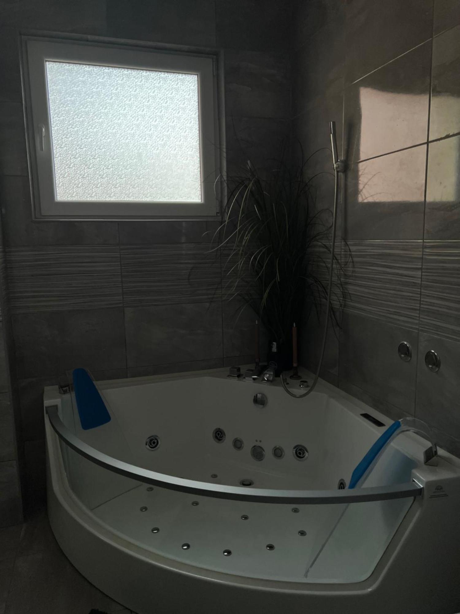Luxrooms - Hotel Type With Private Jacuzzi Bjelovar Bagian luar foto